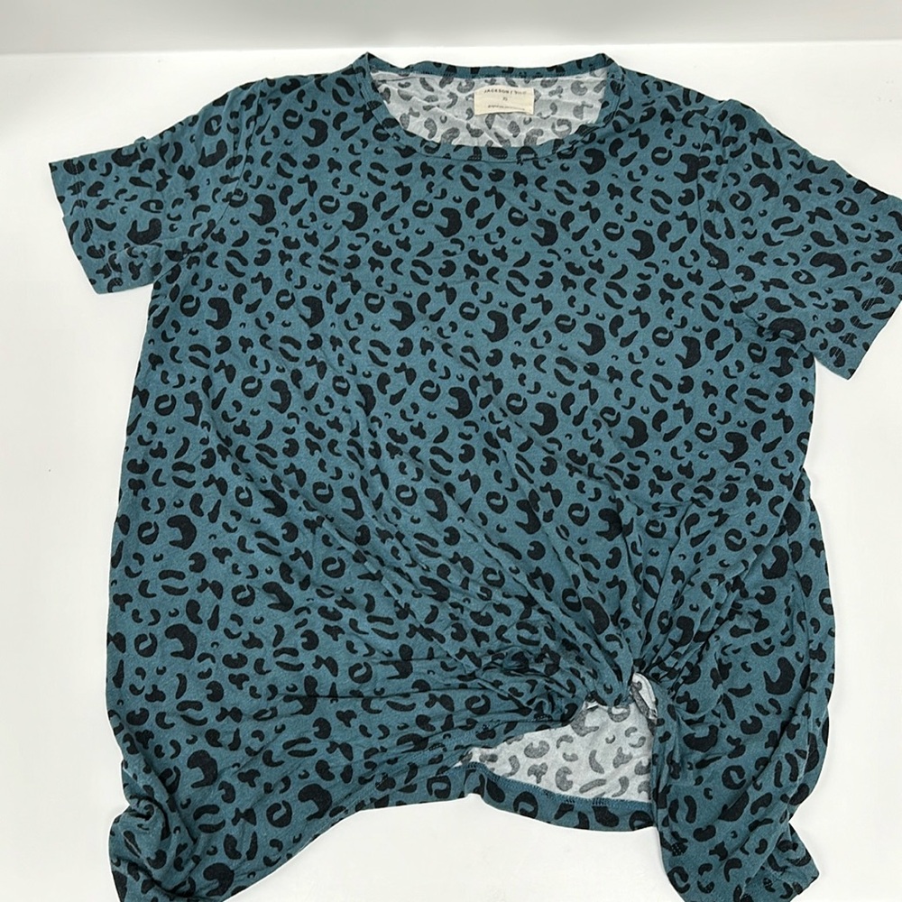 Jackson and Rowe knotty oversized tee with side knot green leopard size xs